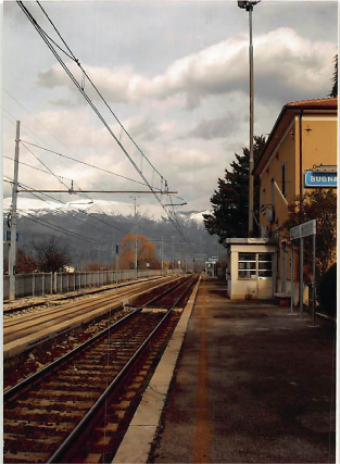 Gli effetti delle emergenze sociali sui servizi possono essere i più vari e così la rivoluzione fascista portò ordine e rispetto degli orari nelle Ferrovie dello Stato. Ma, visti gli esiti della guerra voluta dall'Italia in camicia nera, molti, a distanza, si sono chiesti se non era opportuno che il Duce avesse scelto la carriera su ibinari