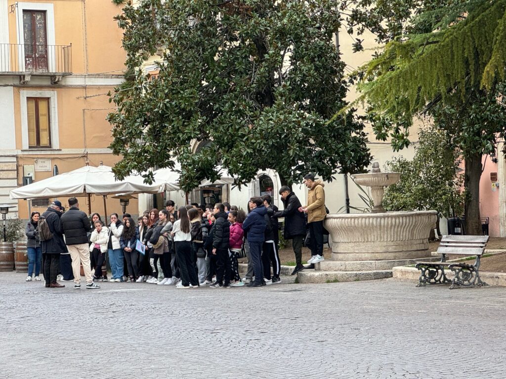 Vuoi mettere quanto figura meglio una panchina di legnaccio corroso da sole e pioggia...